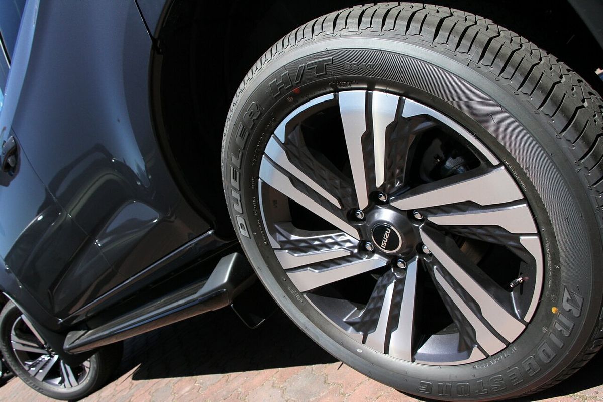 2025 Isuzu MU-X LS-T