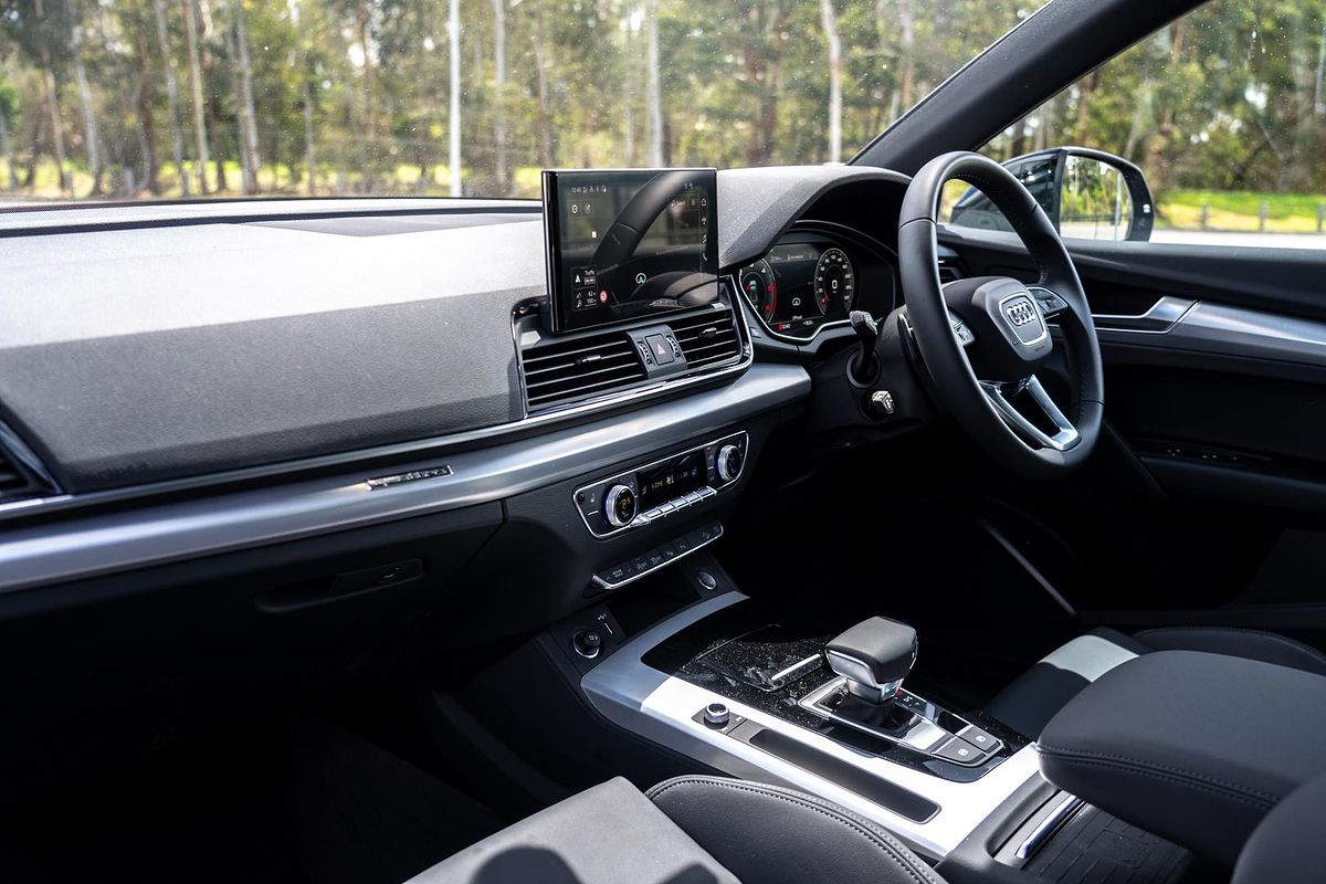 2024 Audi Q5 40 TDI S line FY