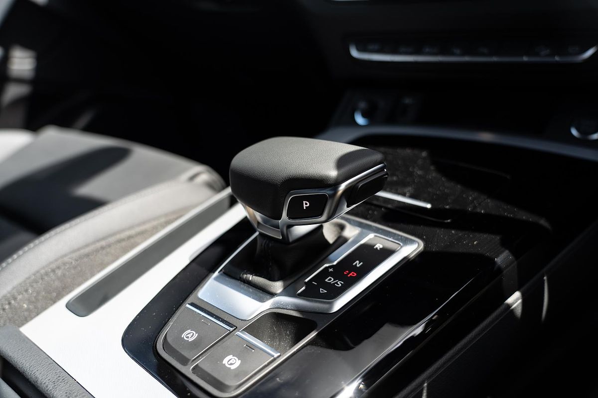 2024 Audi Q5 40 TDI S line FY