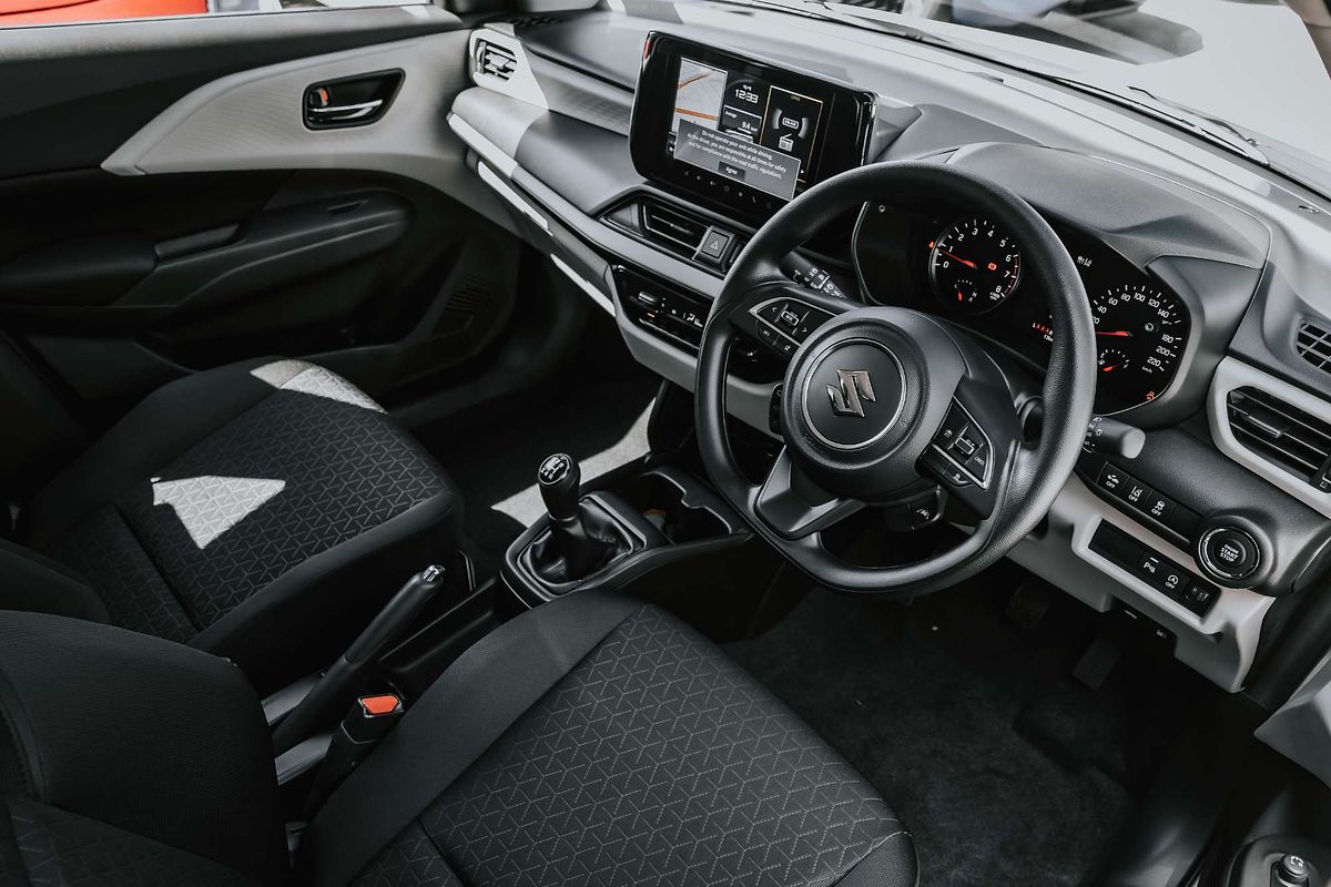 2025 Suzuki Swift Hybrid UZ