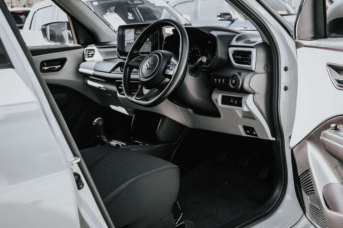 2025 Suzuki Swift Hybrid UZ