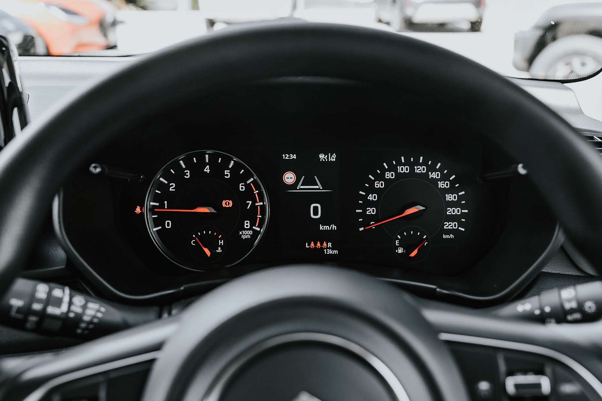 2025 Suzuki Swift Hybrid UZ