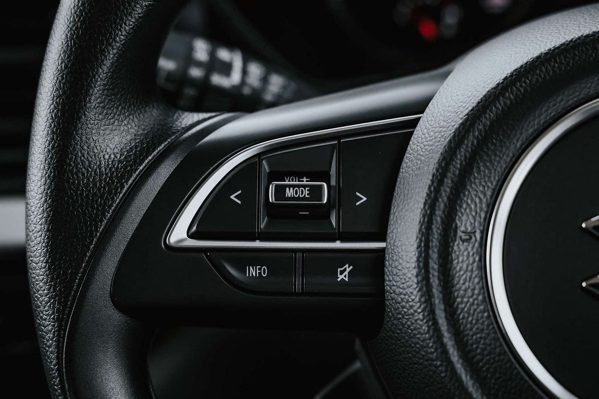 2025 Suzuki Swift Hybrid UZ