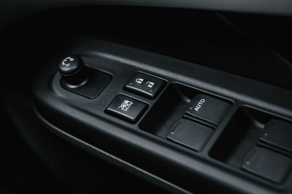 2025 Suzuki Swift Hybrid UZ