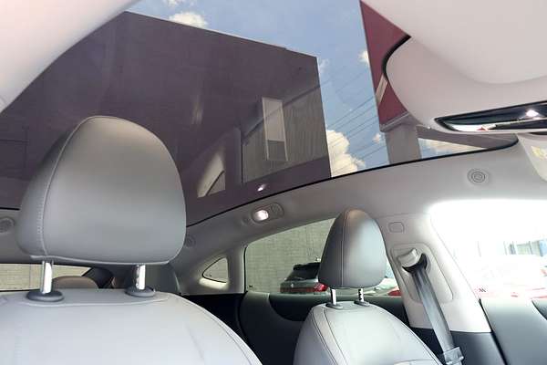 2025 MG IM5 Premium P12L