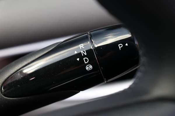 2025 MG IM5 Premium P12L