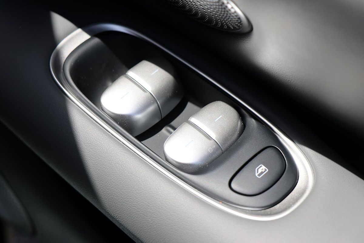 2025 MG IM5 Premium P12L