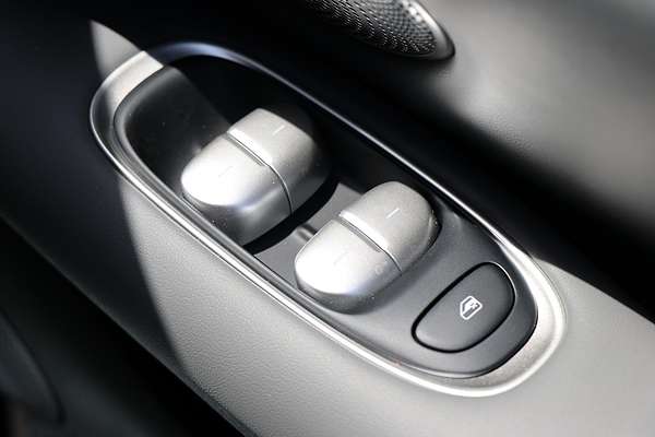 2025 MG IM5 Premium P12L