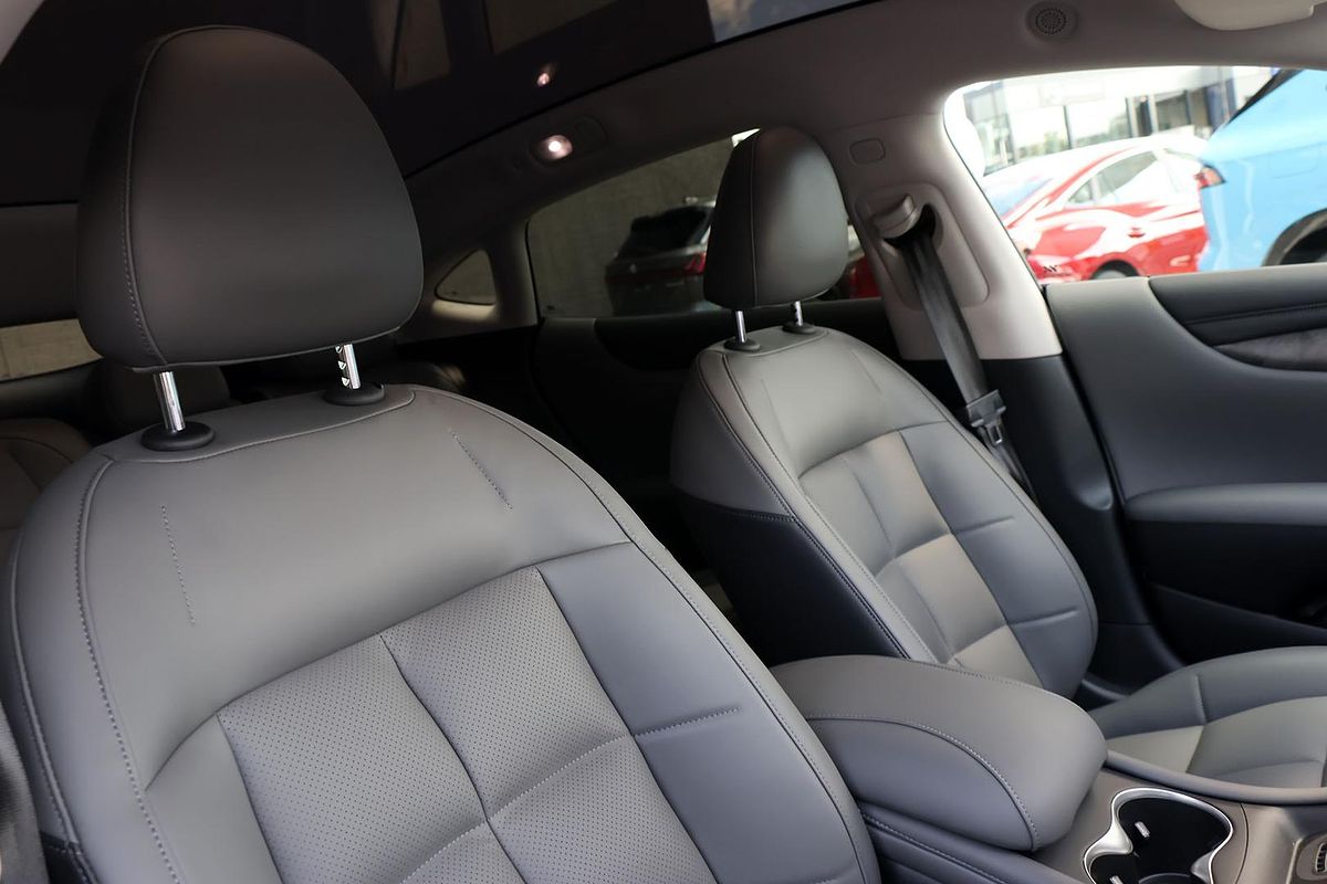 2025 MG IM5 Premium P12L