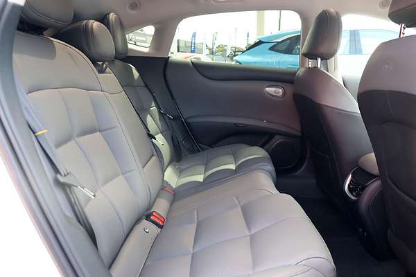 2025 MG IM5 Premium P12L