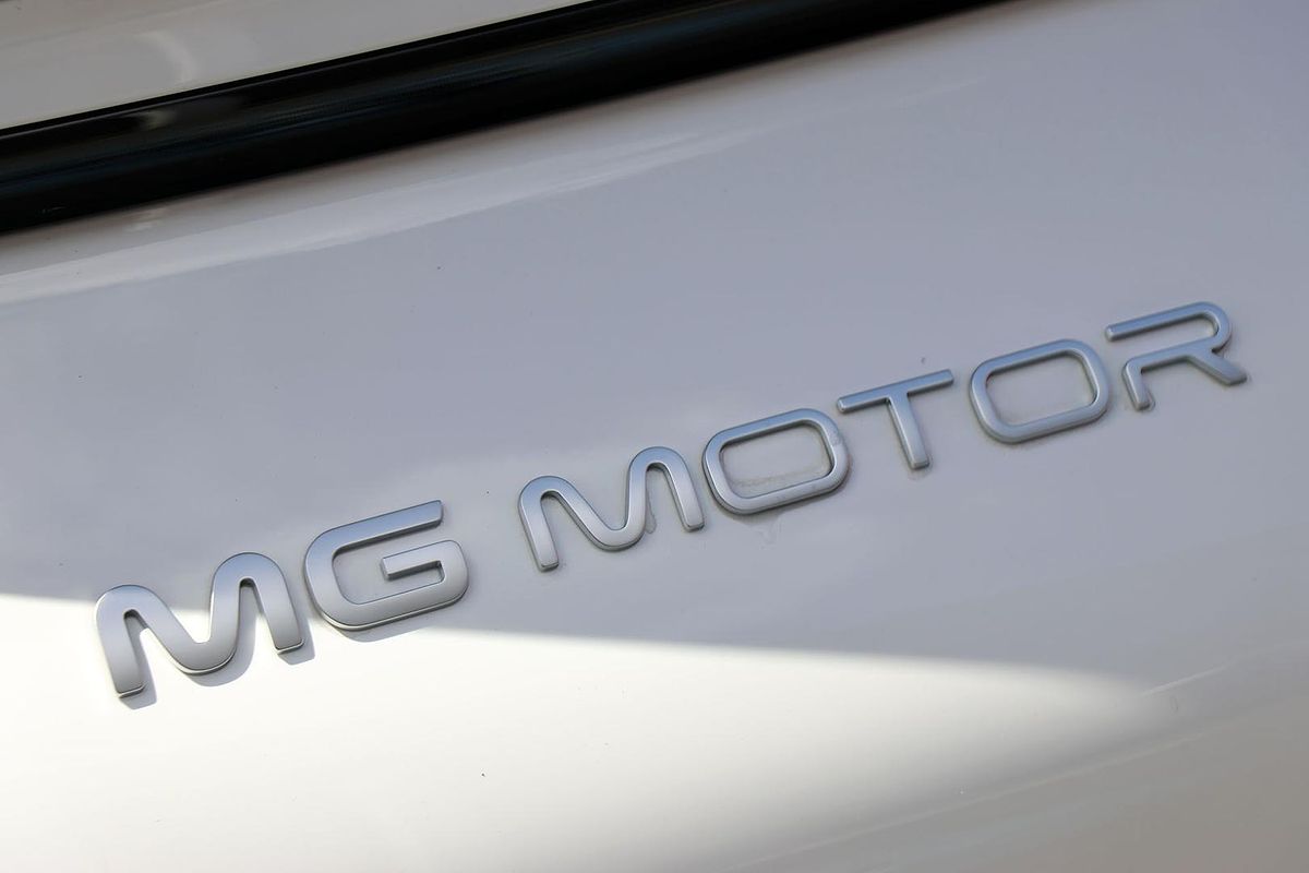 2025 MG IM5 Premium P12L