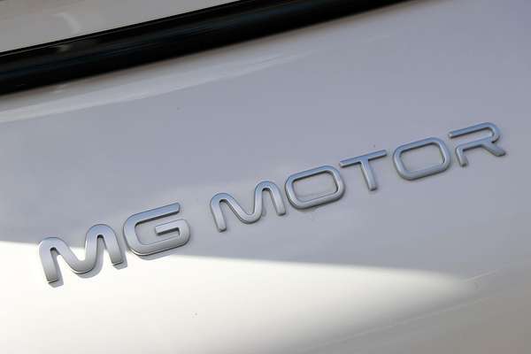 2025 MG IM5 Premium P12L