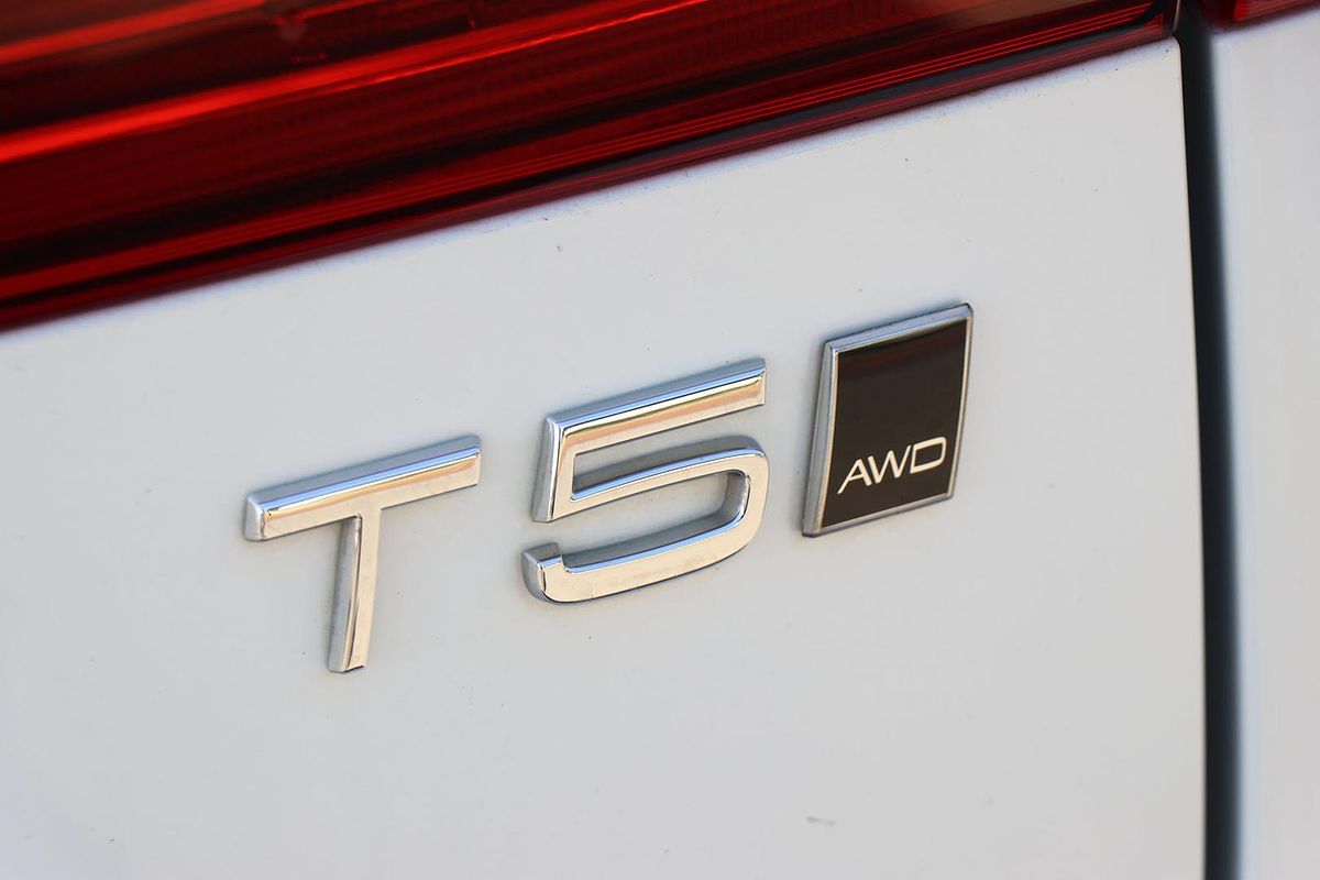 2020 Volvo XC60 T5 Momentum