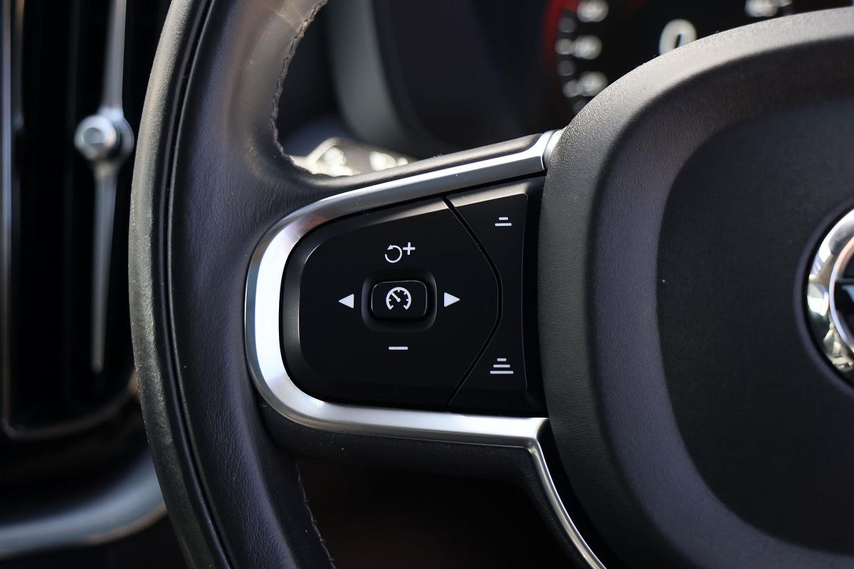 2020 Volvo XC60 T5 Momentum