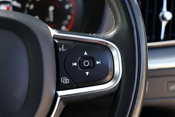 2020 Volvo XC60 T5 Momentum