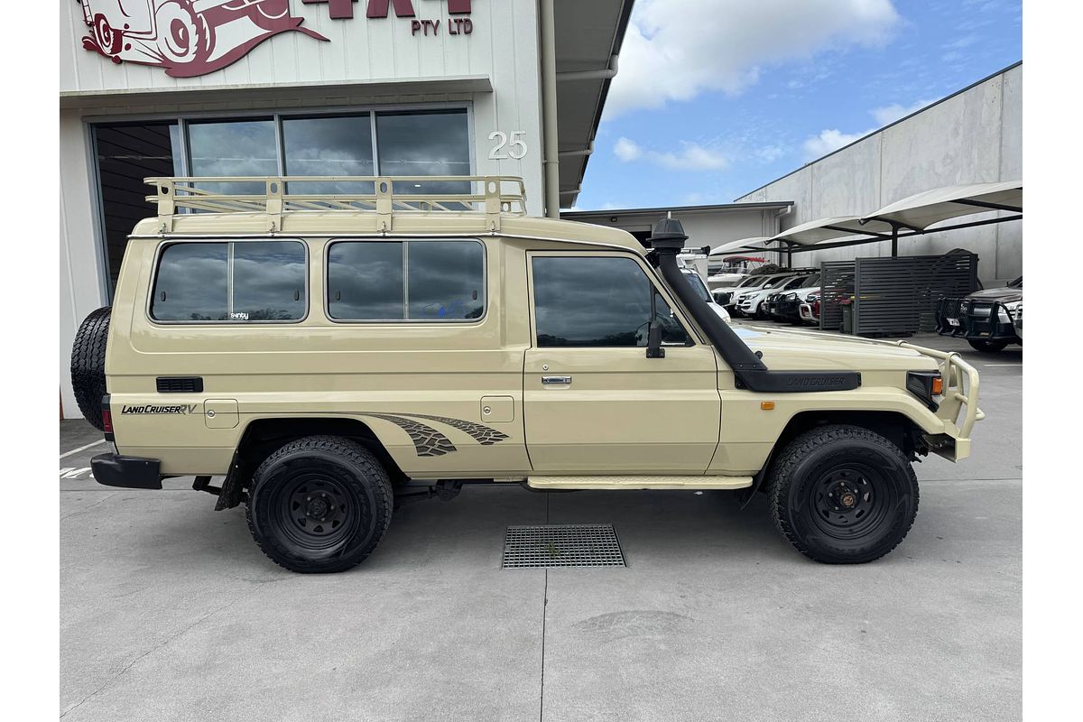2001 Toyota Landcruiser RV HZJ105R