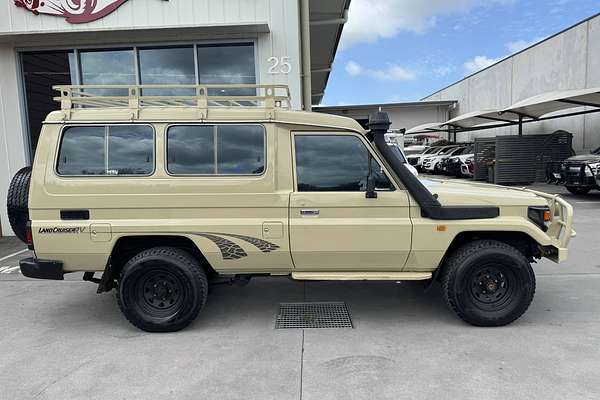 2001 Toyota Landcruiser RV HZJ105R