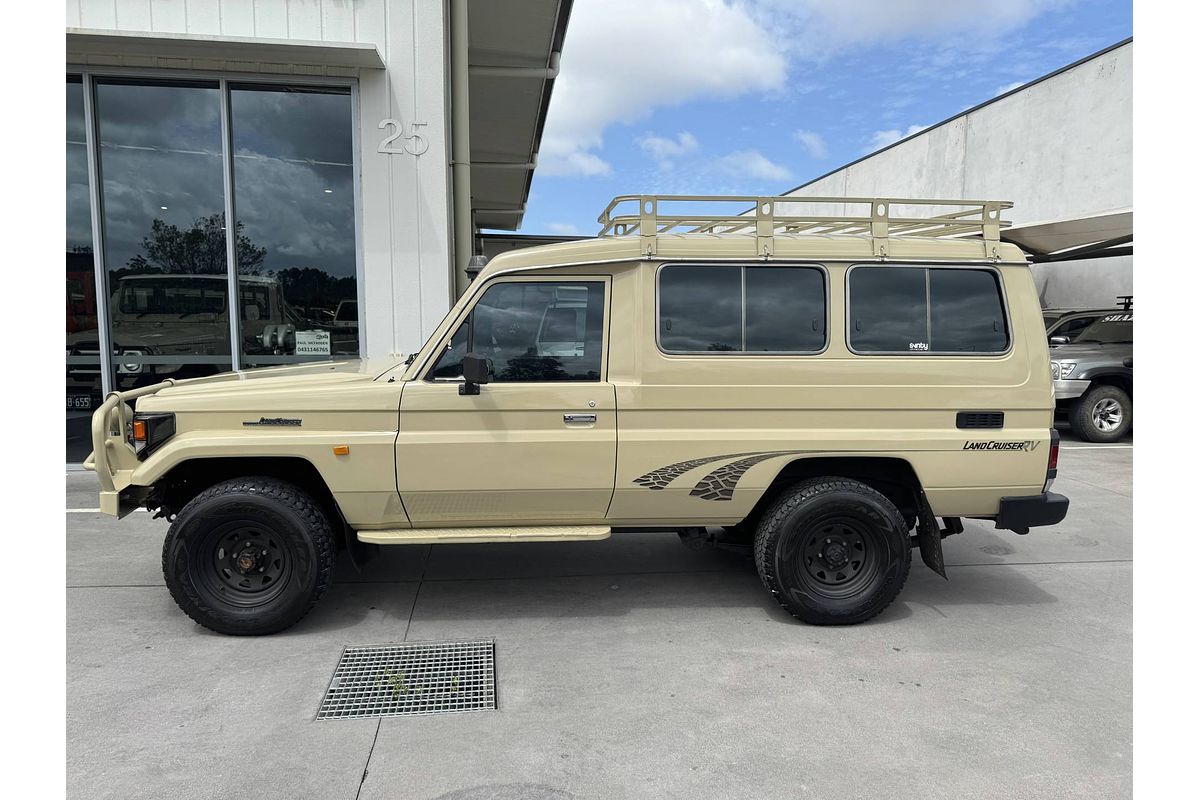2001 Toyota Landcruiser RV HZJ105R