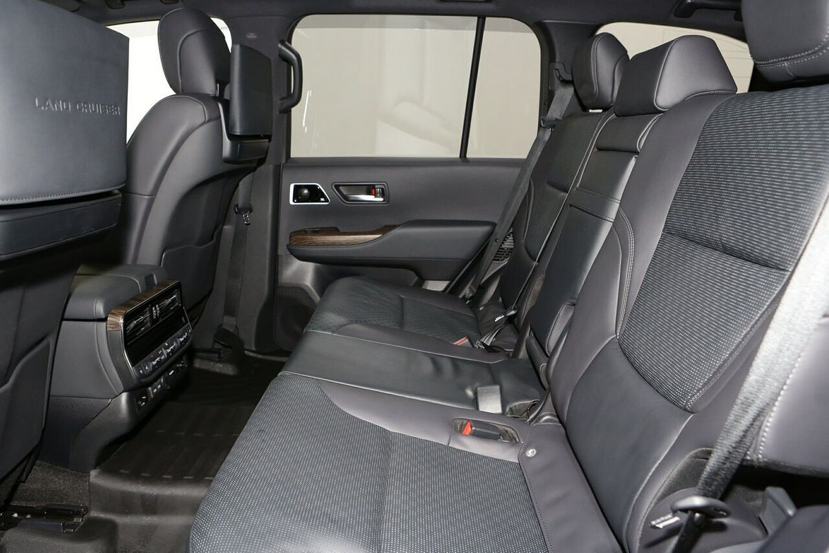 2023 Toyota Landcruiser Sahara FJA300R