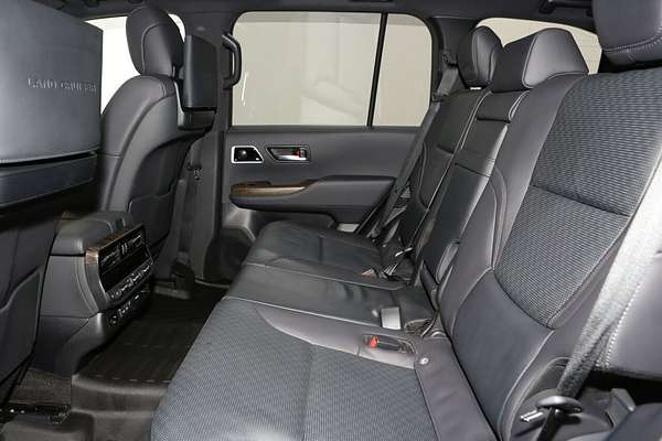 2023 Toyota Landcruiser Sahara FJA300R