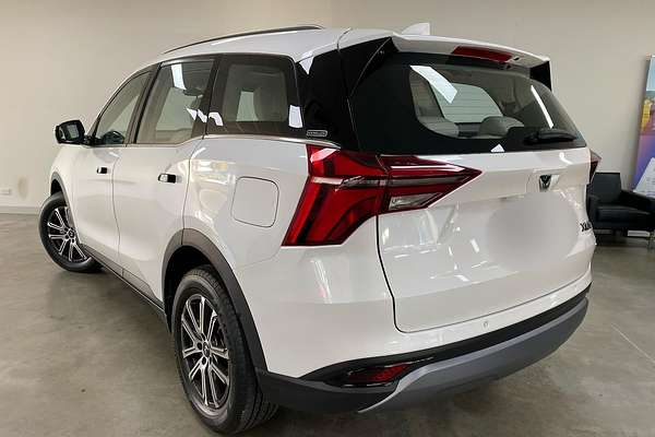 2024 Mahindra XUV700 AX7L
