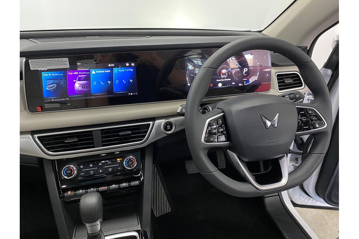 2024 Mahindra XUV700 AX7L
