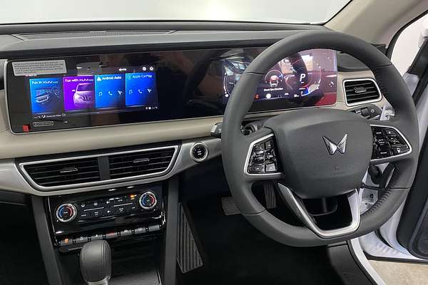 2024 Mahindra XUV700 AX7L