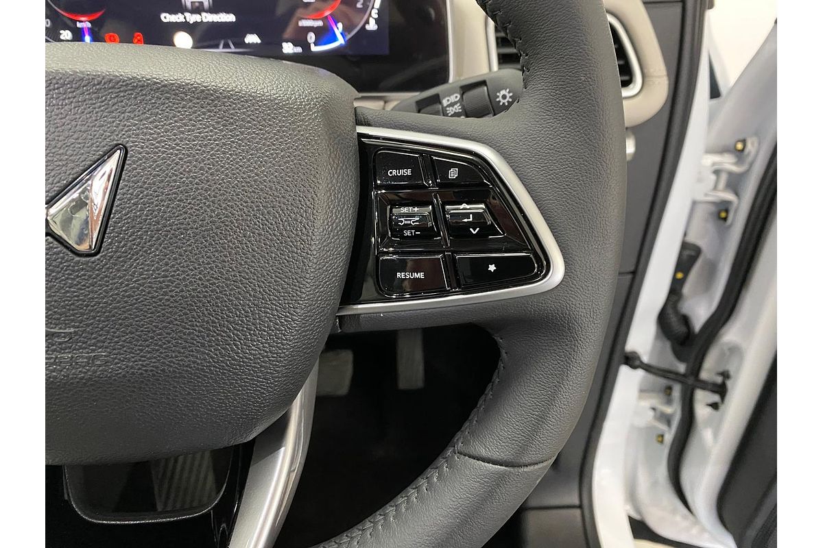 2024 Mahindra XUV700 AX7L
