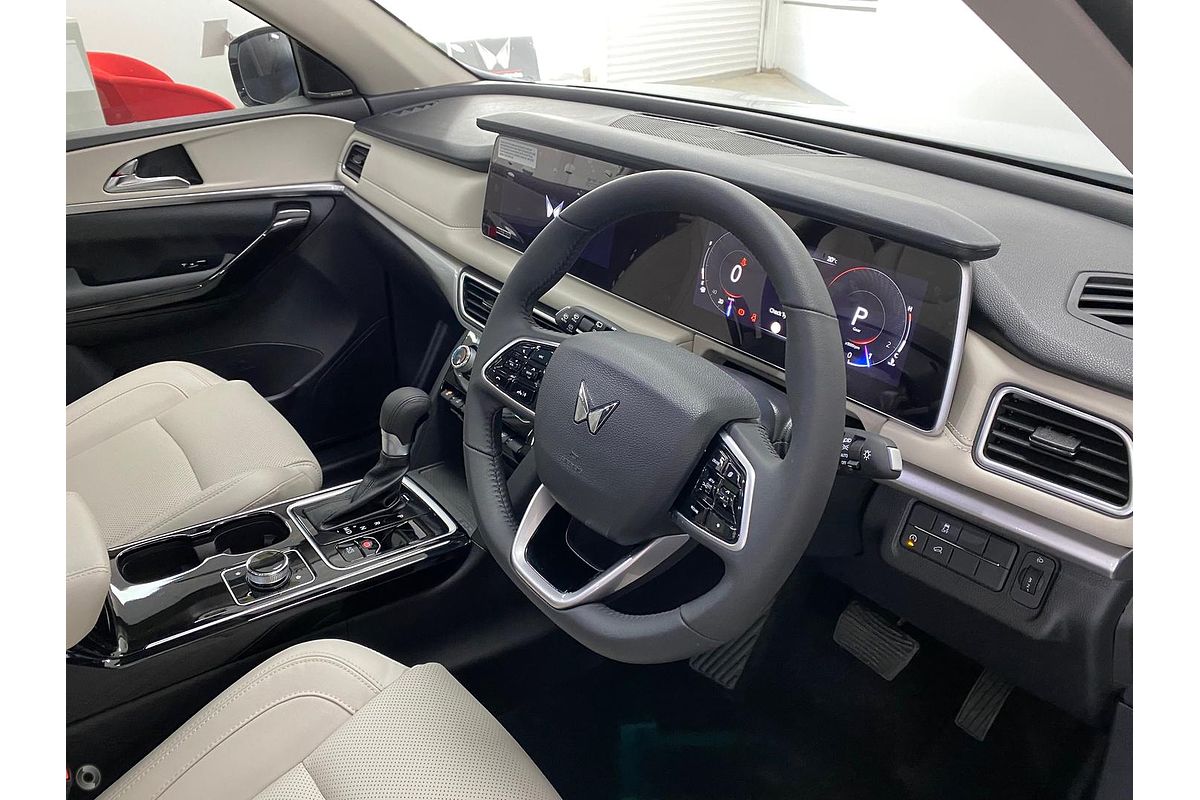 2024 Mahindra XUV700 AX7L