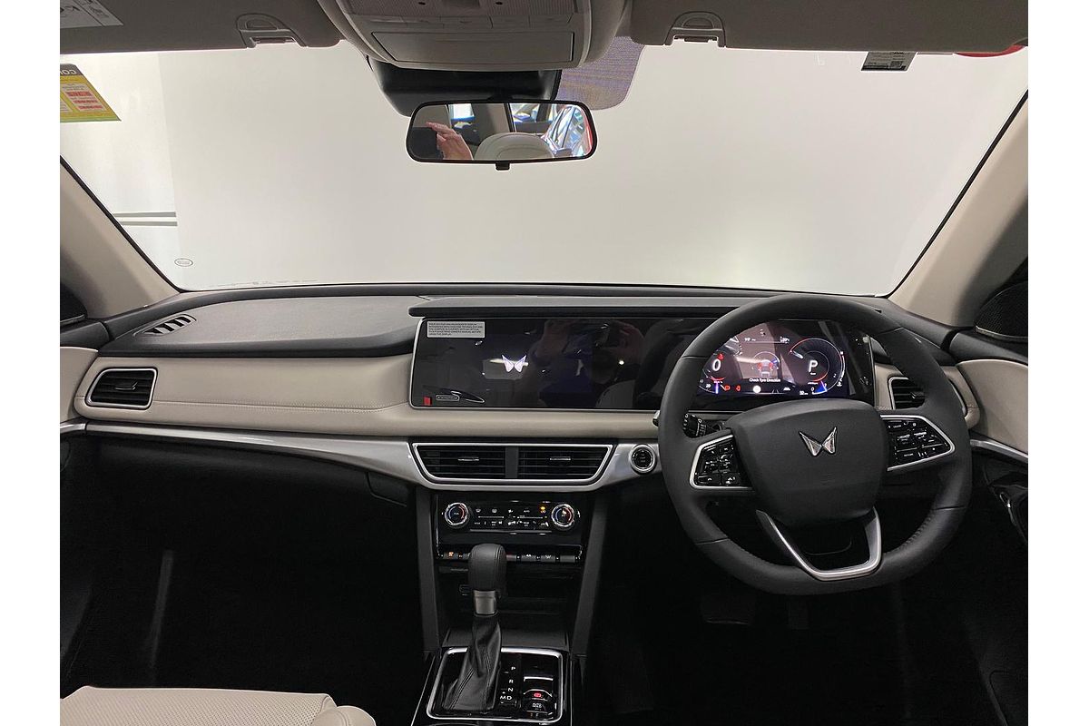 2024 Mahindra XUV700 AX7L