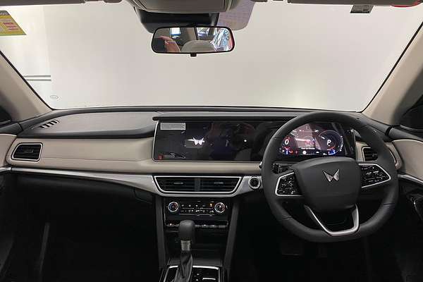 2024 Mahindra XUV700 AX7L