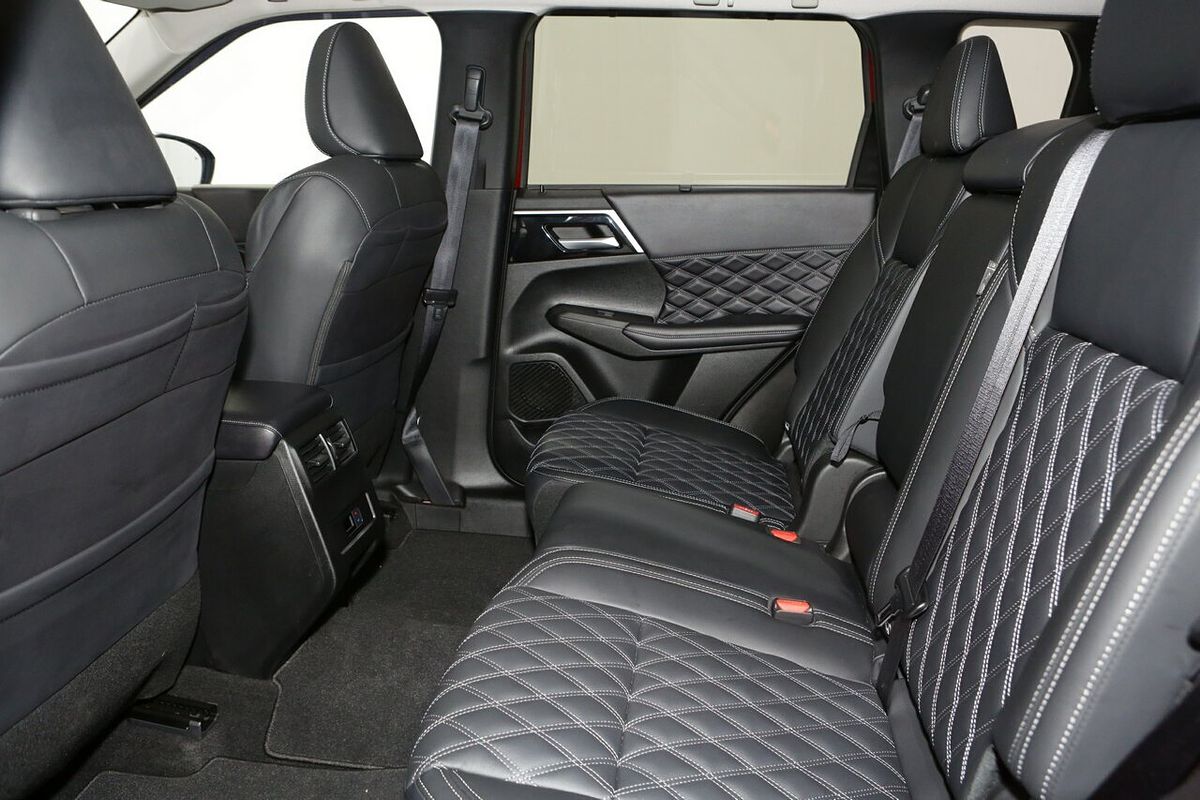 2024 Mitsubishi Outlander Exceed ZM