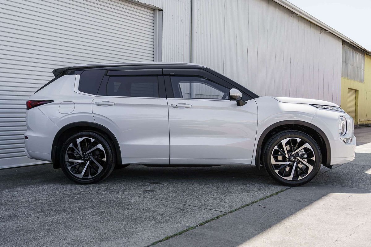 2023 Mitsubishi Outlander Exceed Tourer ZM