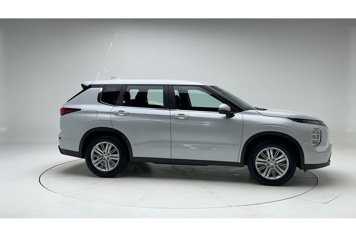 2023 Mitsubishi Outlander ES ZM