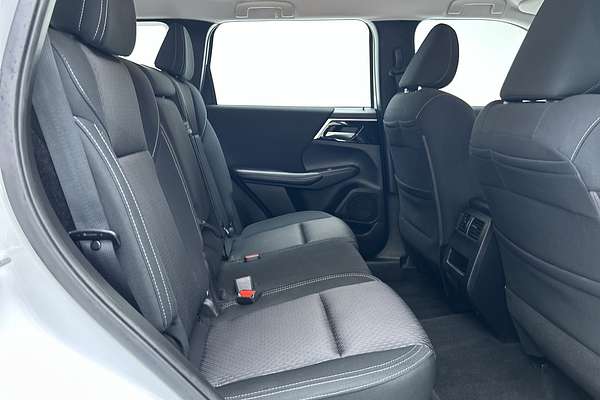 2023 Mitsubishi Outlander ES ZM