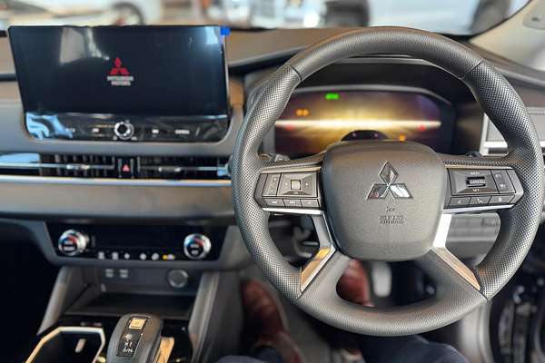 2025 Mitsubishi Outlander ES ZM