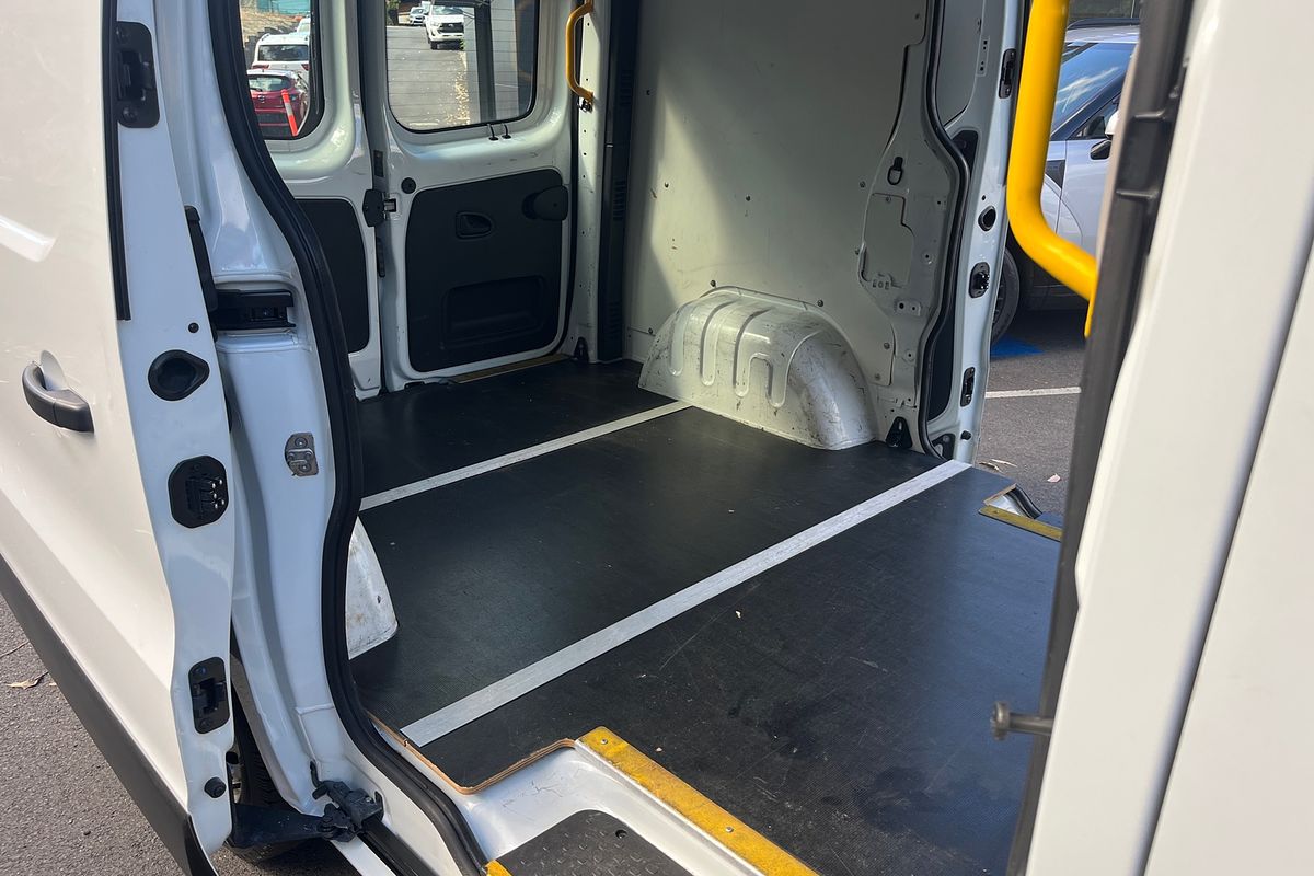 2020 Mitsubishi Express GLX SN SWB