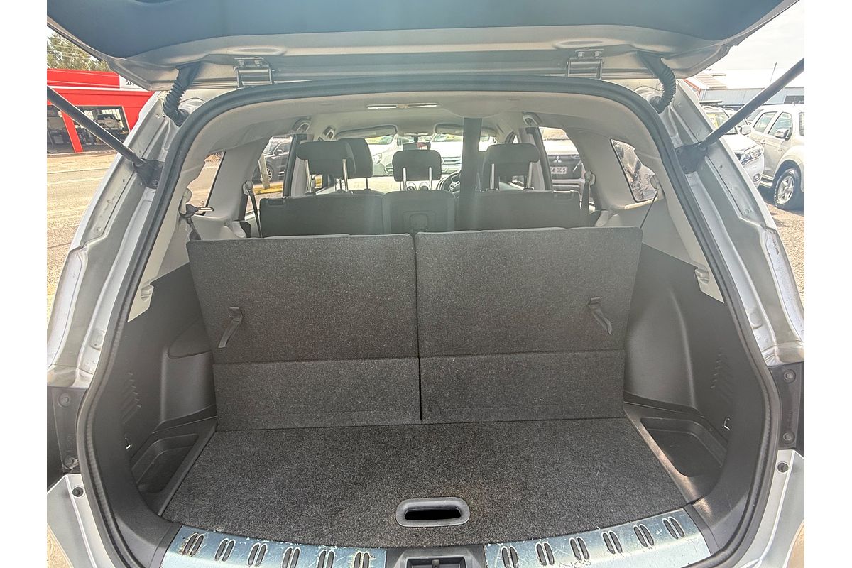 2013 Nissan Dualis +2 ST J10 Series 4