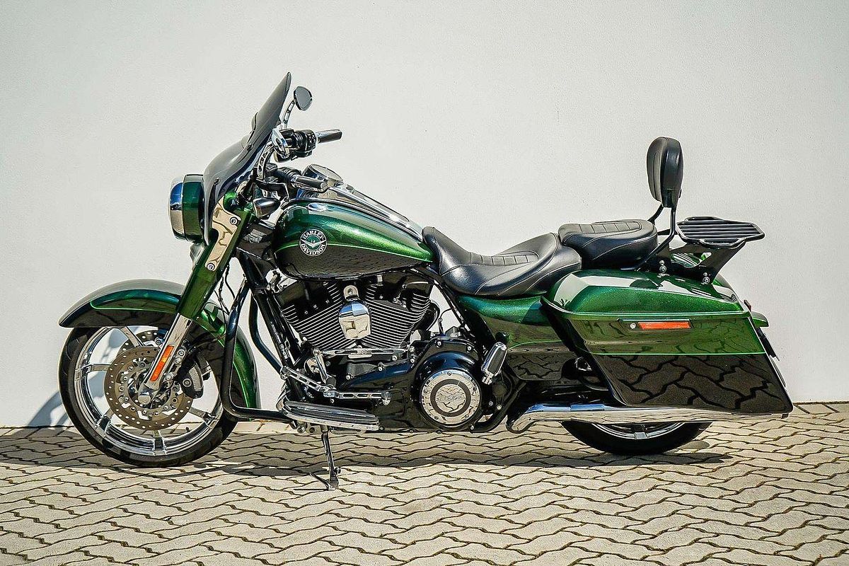 2014 Harley-Davidson CVO Road King (FLHRSE) CVO