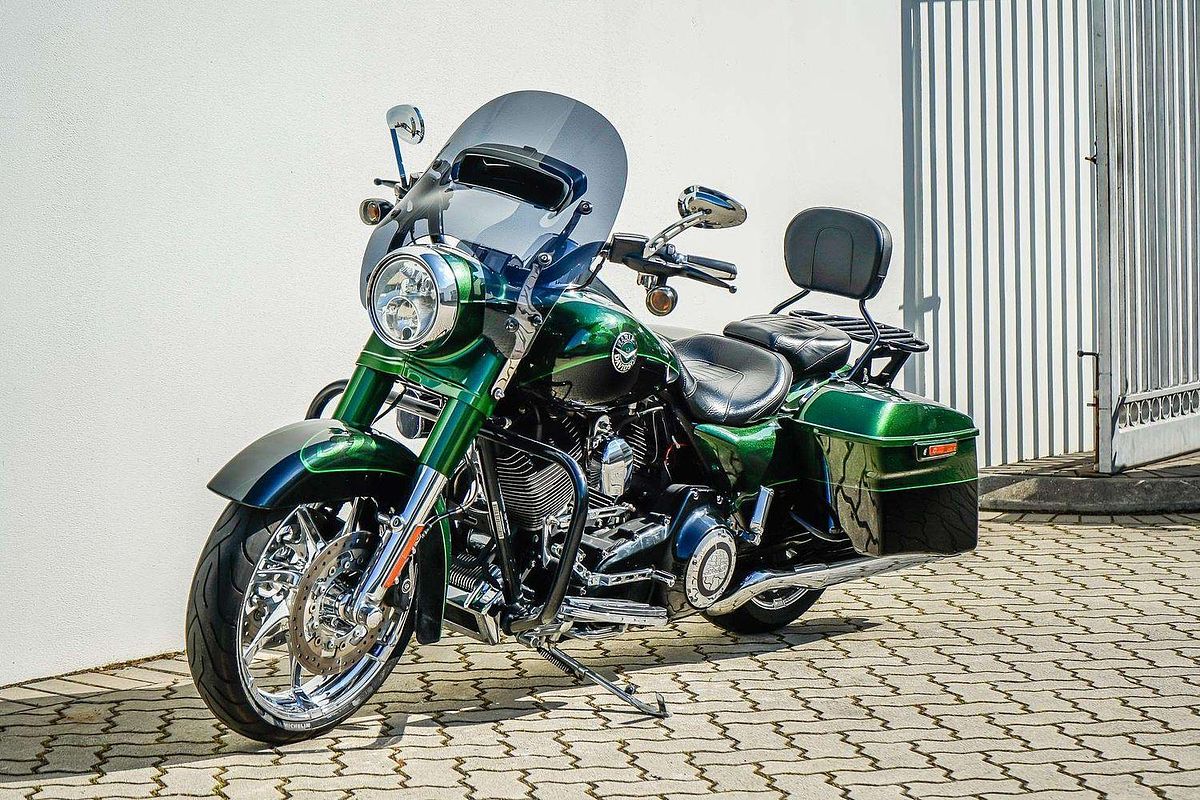 2014 Harley-Davidson CVO Road King (FLHRSE) CVO