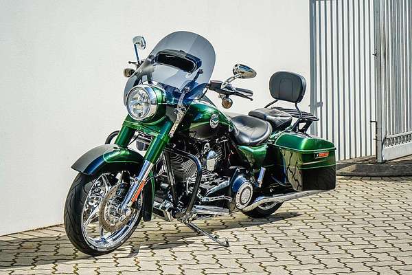 2014 Harley-Davidson CVO Road King (FLHRSE) CVO