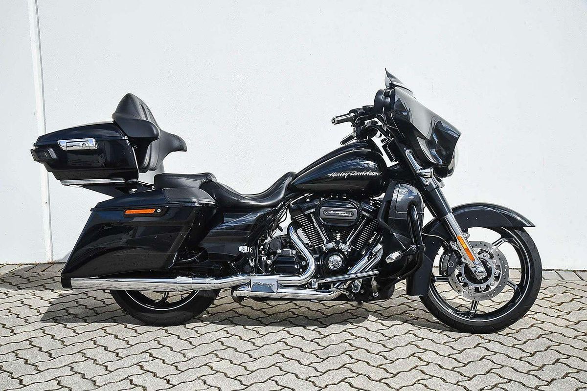 2017 Harley-Davidson CVO Street Glide 114 (FLHXSE) Touring