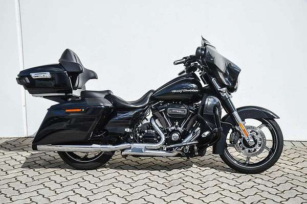2017 Harley-Davidson CVO Street Glide 114 (FLHXSE) Touring