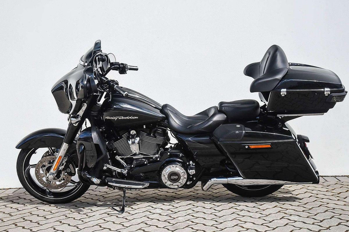 2017 Harley-Davidson CVO Street Glide 114 (FLHXSE) Touring