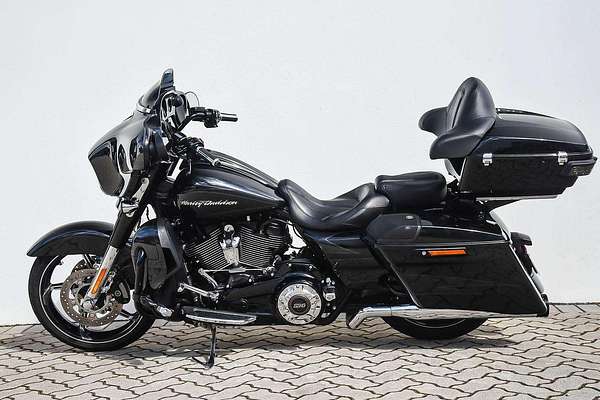 2017 Harley-Davidson CVO Street Glide 114 (FLHXSE) Touring
