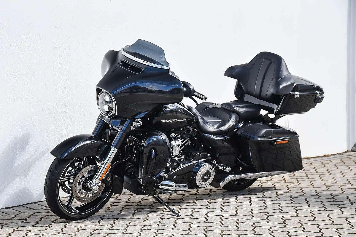 2017 Harley-Davidson CVO Street Glide 114 (FLHXSE) Touring