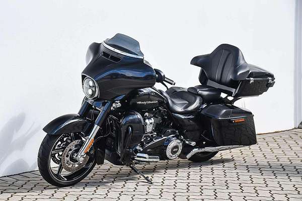 2017 Harley-Davidson CVO Street Glide 114 (FLHXSE) Touring