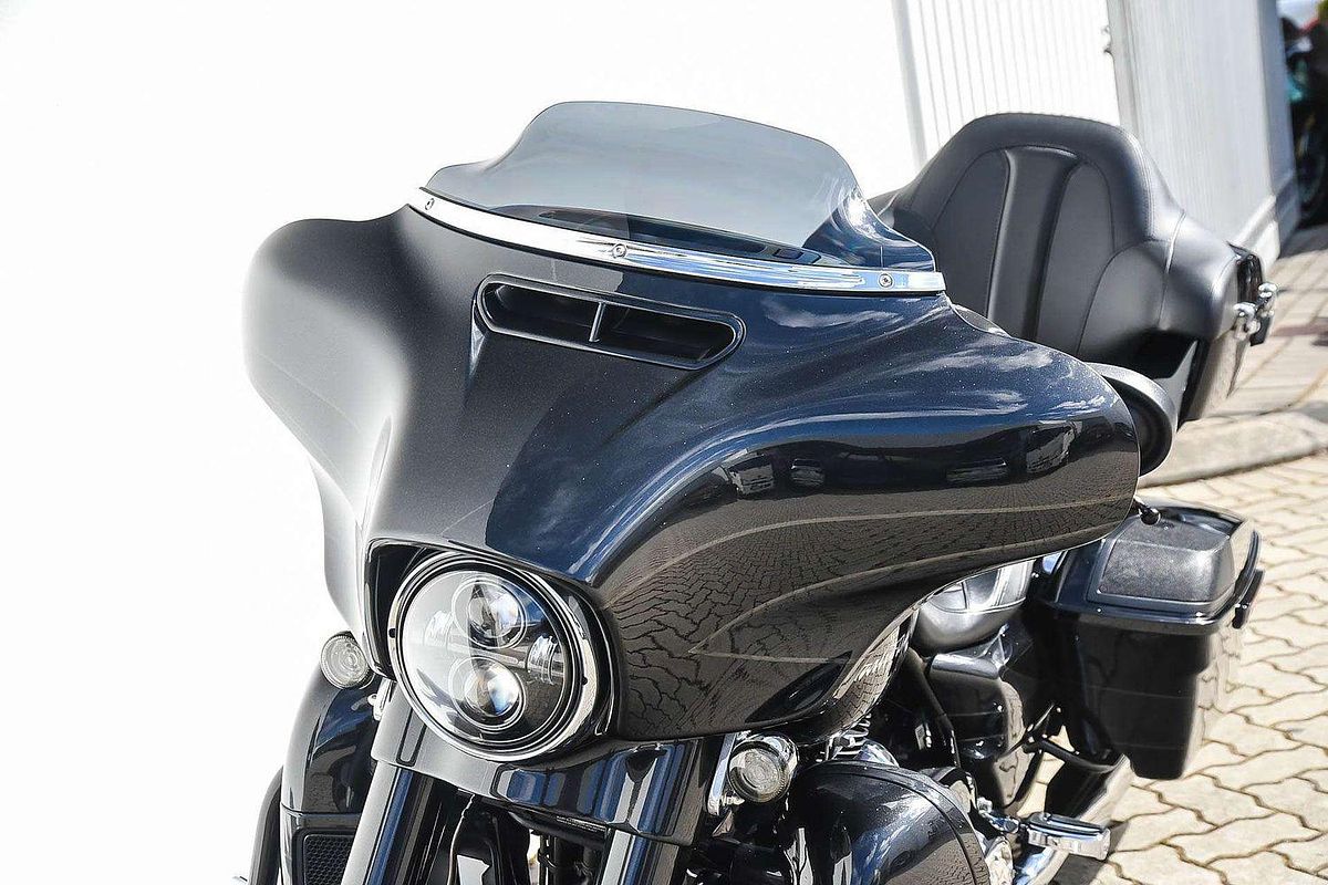 2017 Harley-Davidson CVO Street Glide 114 (FLHXSE) Touring