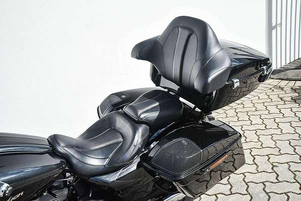 2017 Harley-Davidson CVO Street Glide 114 (FLHXSE) Touring