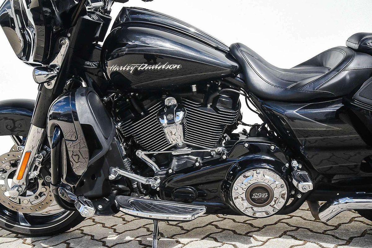 2017 Harley-Davidson CVO Street Glide 114 (FLHXSE) Touring